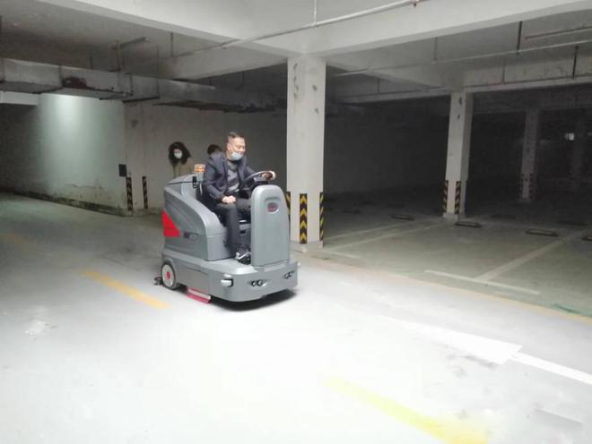 毕节小区物业保洁不用人力改用驾驶式洗地机了